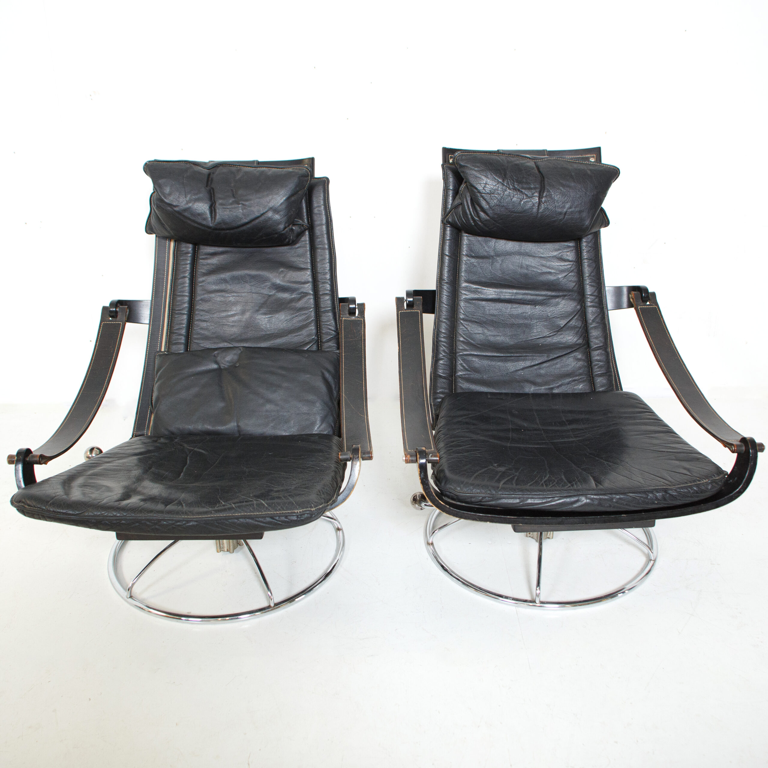 2 leather Lounge chairs  Åke Fribytter 
