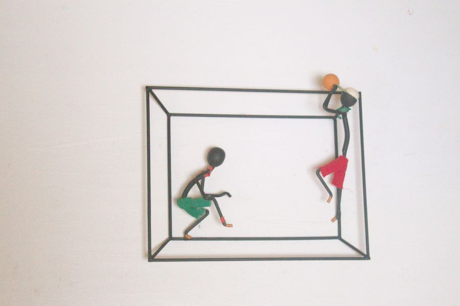  string figure of 2 basketball players