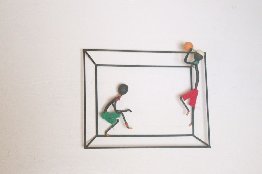 Bror Bonfils string figure of 2 basketball players